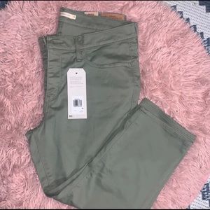 Olive green 311 shaping skinny capris Levi’s